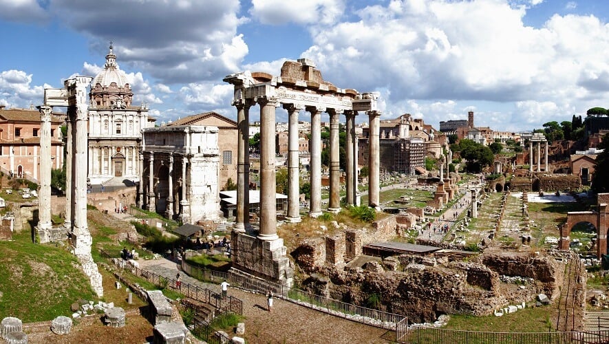Fórum Romano e o Paladino em Roma na Itália Fórum Romano e o Paladino em Roma na Itália