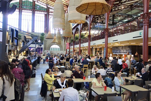 Praça de alimentação do Mercado Central em Florença na Itália Praça de alimentação do Mercado Central em Florença na Itália