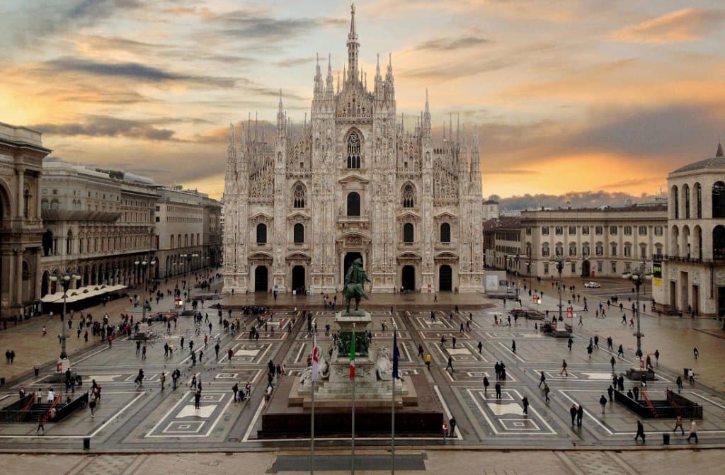 Piazza Duomo e Catedral Duomo em Milão Piazza Duomo e Catedral Duomo em Milão