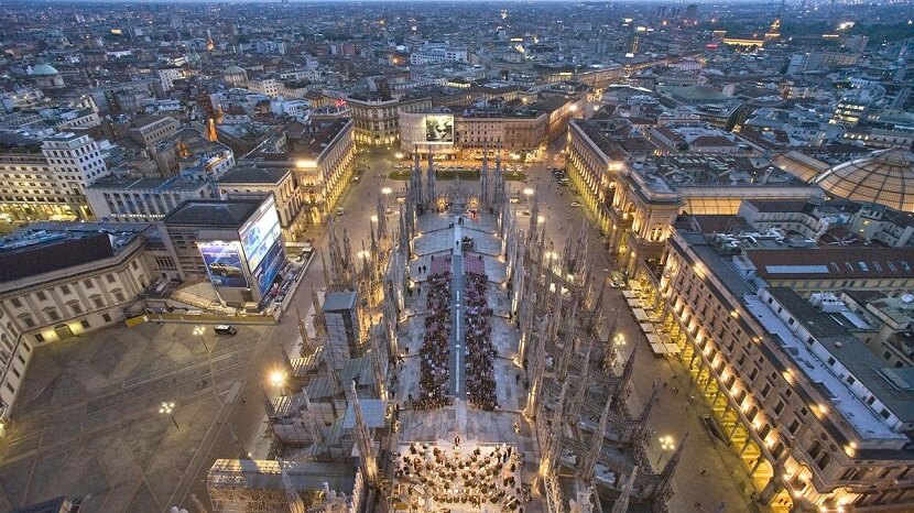 Pontos turísticos na Piazza del Duomo em Milão Pontos turísticos na Piazza del Duomo em Milão