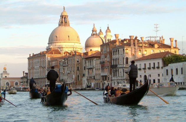Turismo nas gôndolas em Veneza Turismo nas gôndolas em Veneza