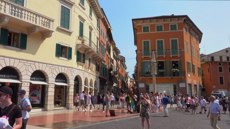 Pessoas andando no centro de Verona Pessoas andando no centro de Verona