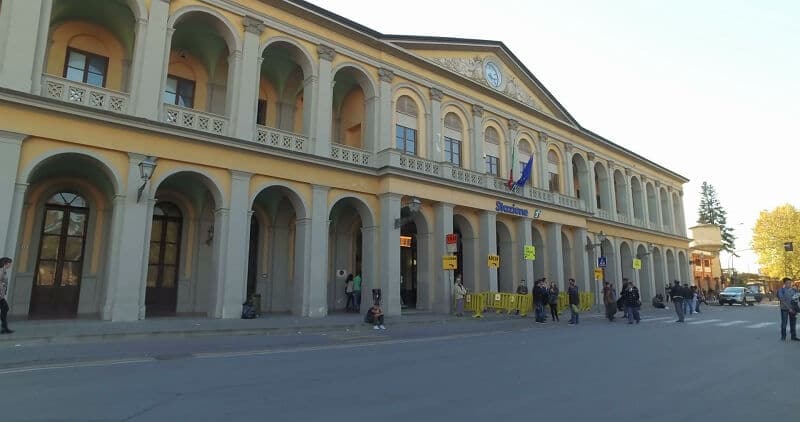 Estação de trem de Lucca na Itália Estação de trem de Lucca na Itália