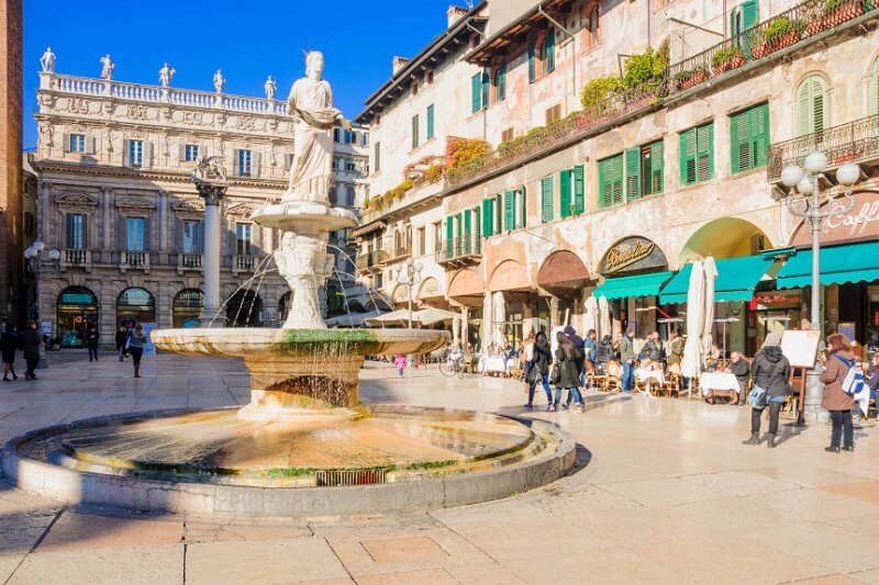 Piazza delle Erbe em Verona Piazza delle Erbe em Verona