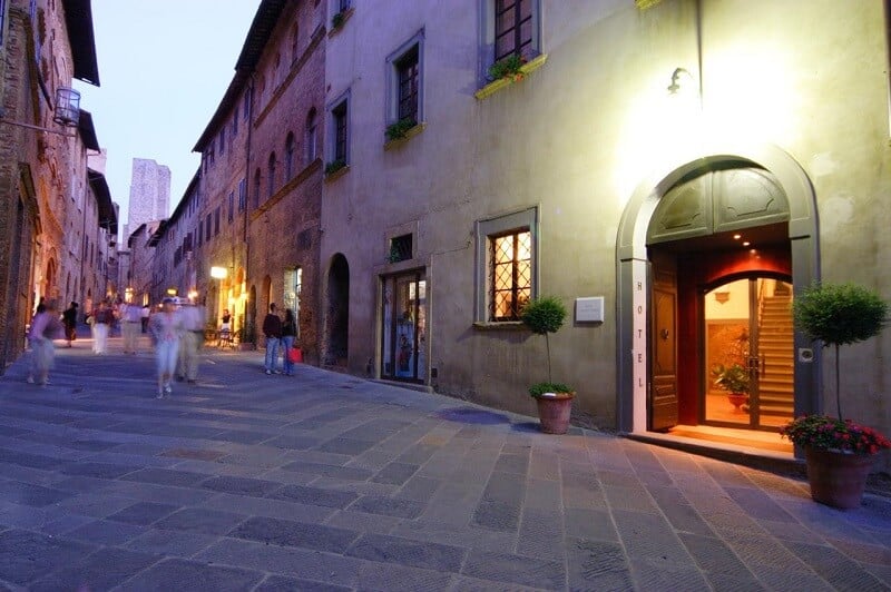 Entrada do Hotel L'Antico Pozzo em San Gimignano Entrada do Hotel L'Antico Pozzo em San Gimignano