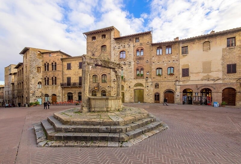 Piazza della Cisterna em San Gimignano Piazza della Cisterna em San Gimignano