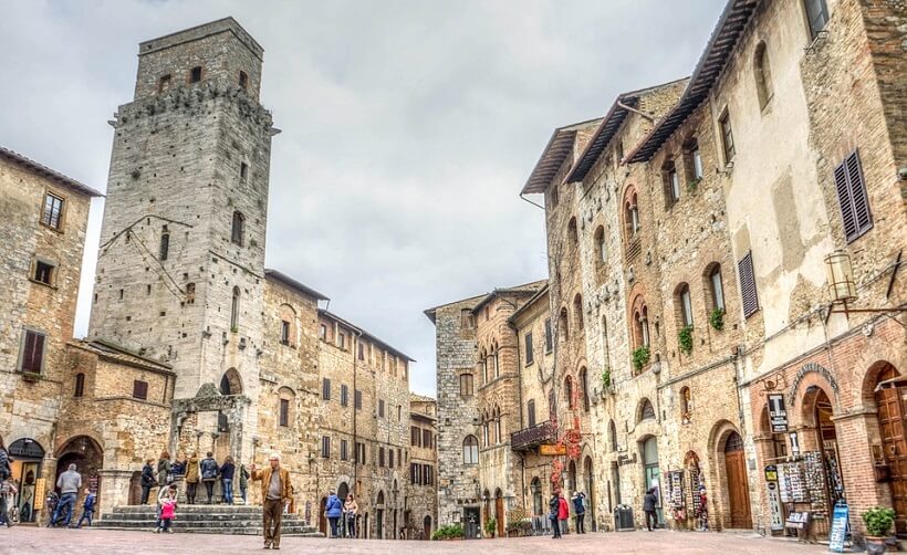 Piazza della Cisterna em San Gimignano na Itália Piazza della Cisterna em San Gimignano na Itália
