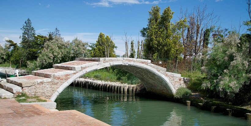 Ponte del Diavolo na Ilha de Torcello em Veneza Ponte del Diavolo na Ilha de Torcello em Veneza