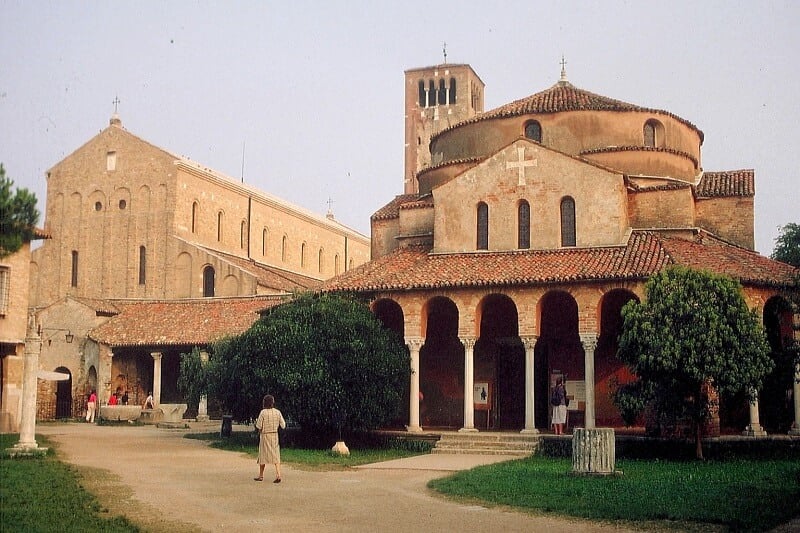 Igreja di Santa Fosca na Ilha de Torcello em Veneza Igreja di Santa Fosca na Ilha de Torcello em Veneza