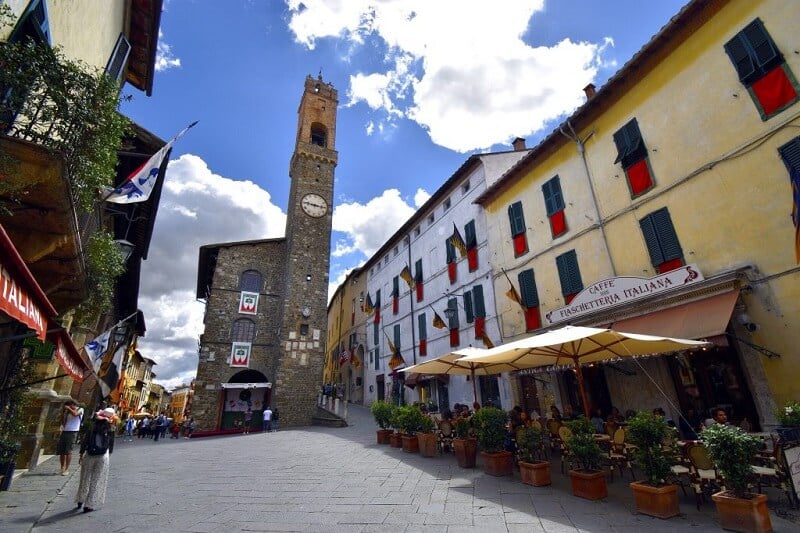 Piazza del Popolo no centro histórico de Montalcino Piazza del Popolo no centro histórico de Montalcino
