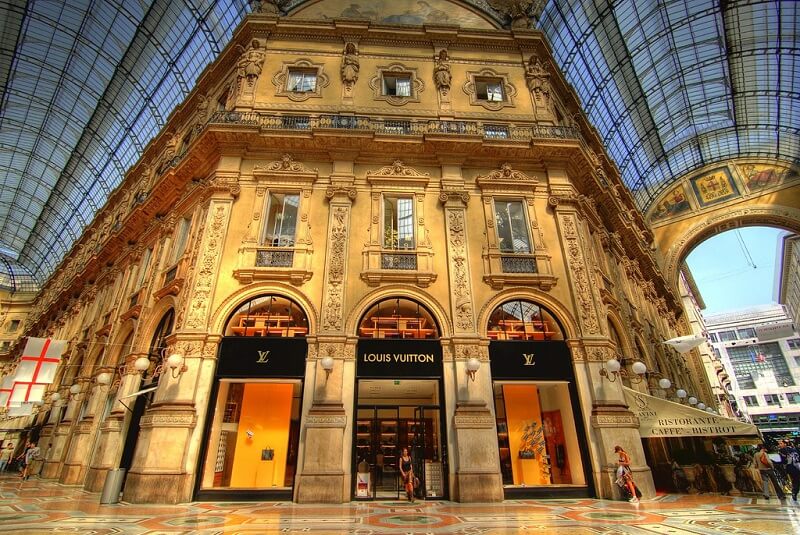 Loja de marca na Galeria Vittorio Emanuele II em Milão Loja de marca na Galeria Vittorio Emanuele II em Milão