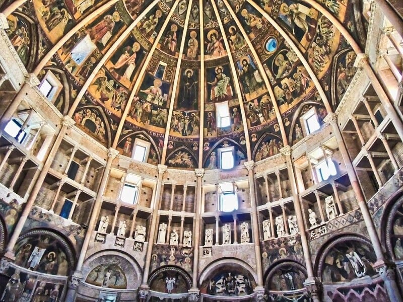 Interior do Batistério de Parma Interior do Batistério de Parma