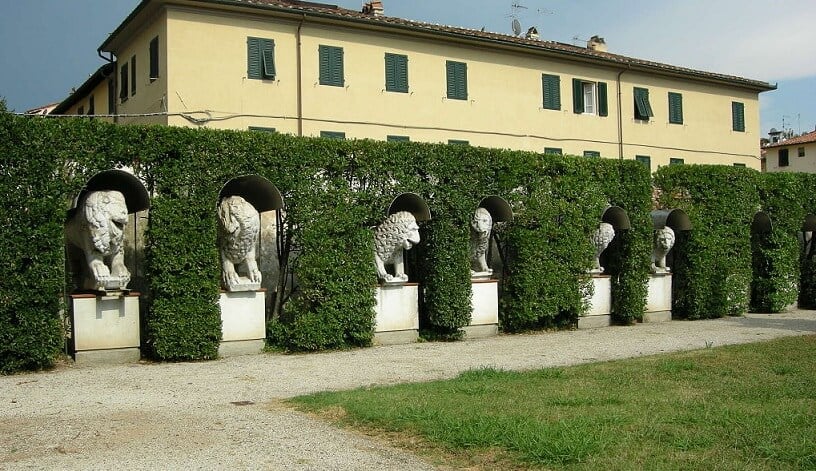 Esculturas no Museu Nacional de Villa Guinigi em Lucca Esculturas no Museu Nacional de Villa Guinigi em Lucca