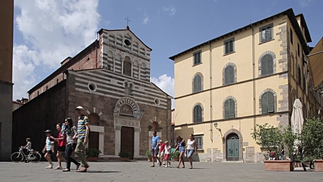 Pessoas andando na Piazza San Giusto Pessoas andando na Piazza San Giusto