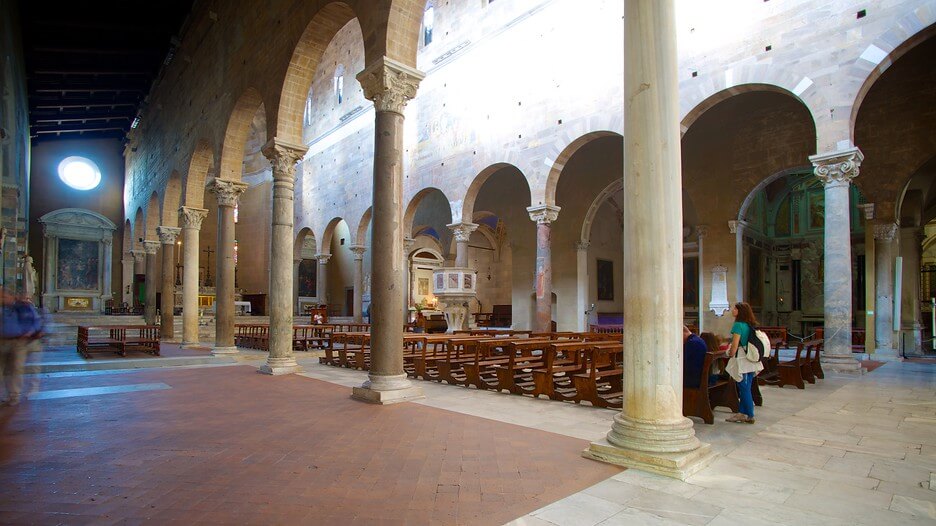 Interior da Basílica de São Frediano Interior da Basílica de São Frediano