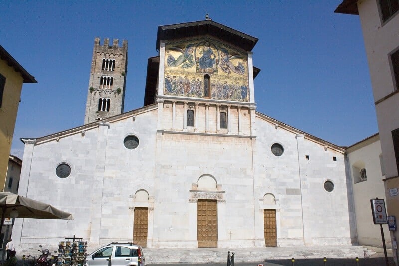 Fachada da Basílica de São Frediano em Lucca Fachada da Basílica de São Frediano em Lucca