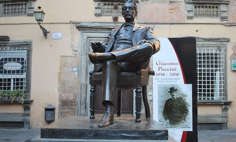 Estátua do compositor Giacomo Puccini Estátua do compositor Giacomo Puccini