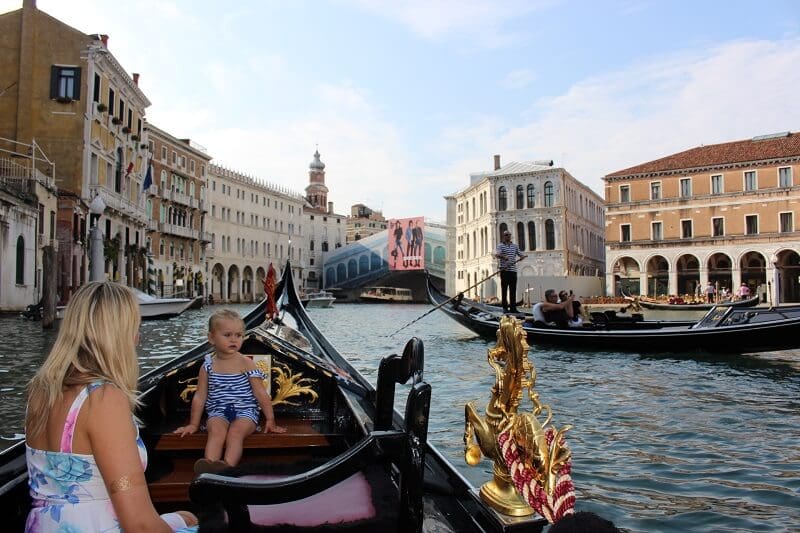 Criança andando de gôndola em Veneza Criança andando de gôndola em Veneza