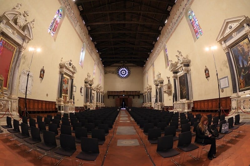 Interior da Chiesa San Francesco em Lucca Interior da Chiesa San Francesco em Lucca