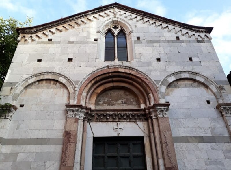 Chiesa Santa Giulia em Lucca vista debaixo Chiesa Santa Giulia em Lucca vista debaixo
