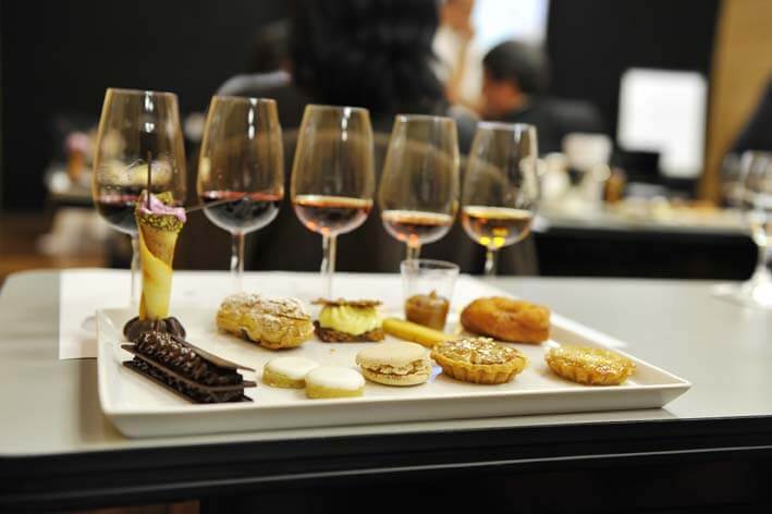 Vinhos na taça para degustação Vinhos na taça para degustação
