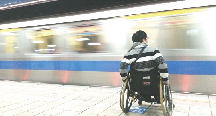 Cadeirante em plataforma de metrô Cadeirante em plataforma de metrô