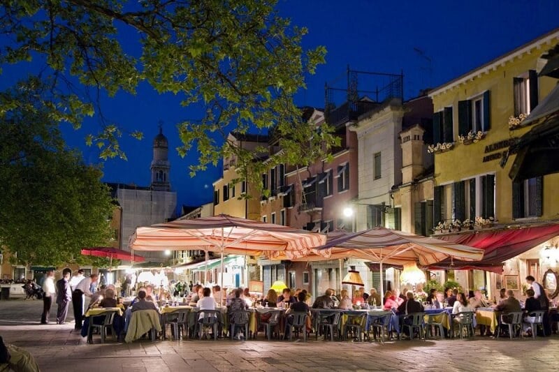 Pessoas no Campo di Santa Margherita durante a noite Pessoas no Campo di Santa Margherita durante a noite
