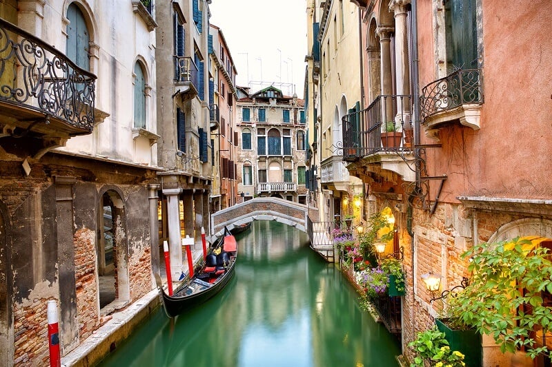 Gôndola em canal de Veneza Gôndola em canal de Veneza