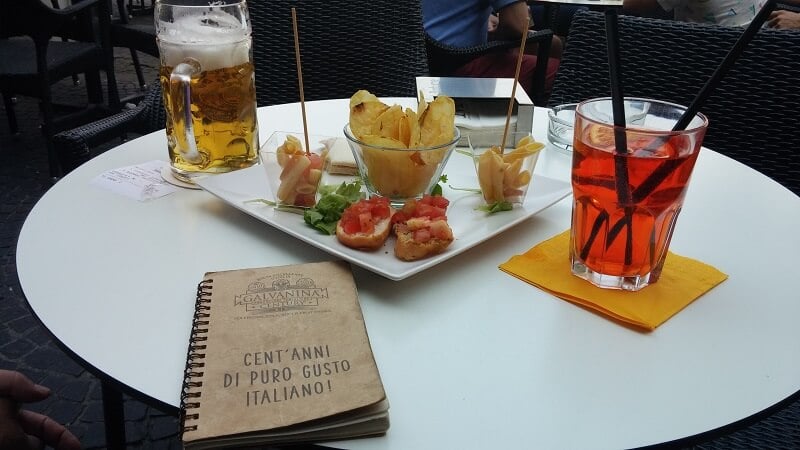 Mesa com aperitivos e bebidas em restaurante italiano Mesa com aperitivos e bebidas em restaurante italiano