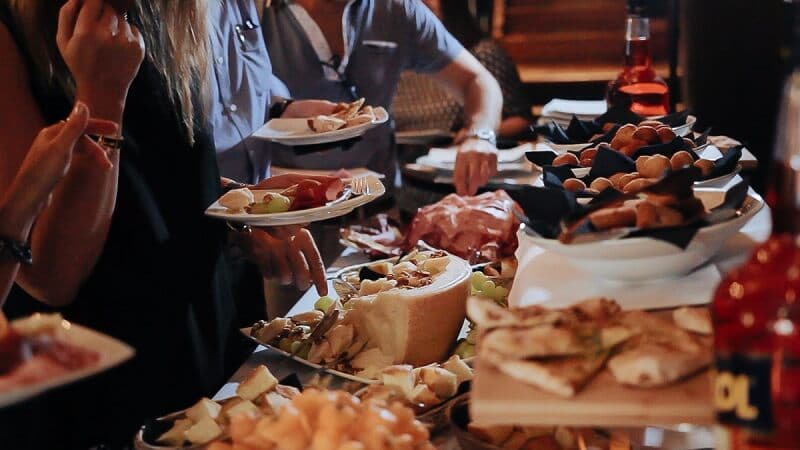 Buffet de aperitivo servido em restaurante italiano Buffet de aperitivo servido em restaurante italiano
