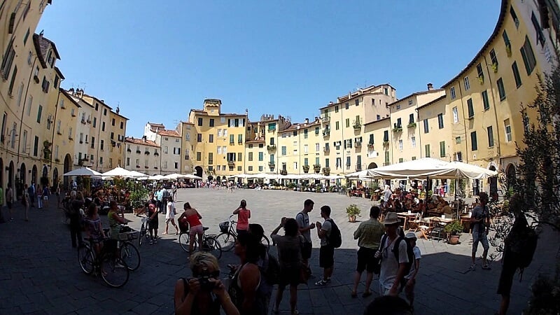 Piazza Anfiteatro em Lucca na Toscana Piazza Anfiteatro em Lucca na Toscana
