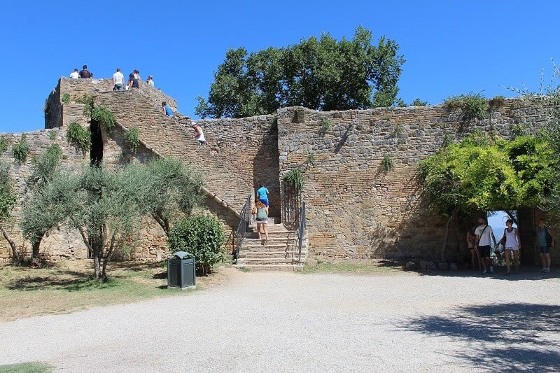 Turistas visitando a Rocca di Montestaffoli em San Gimignano Turistas visitando a Rocca di Montestaffoli em San Gimignano