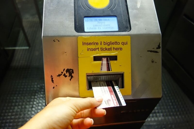 Pessoa validando seu bilhete Pessoa validando seu bilhete