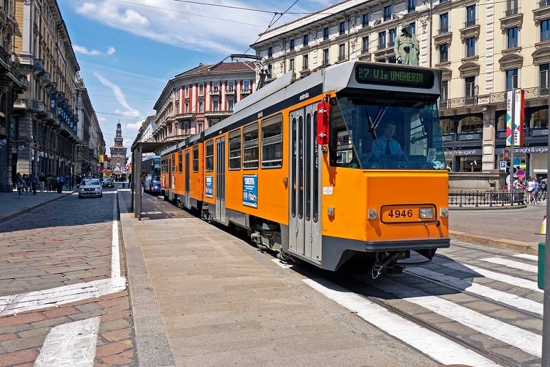 Bonde em cidade da Itália Bonde em cidade da Itália