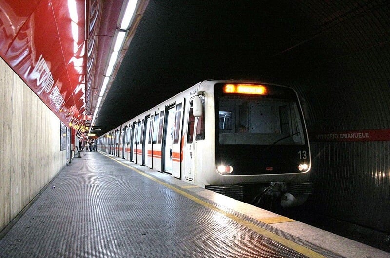 Estação de metrô em Roma na Itália Estação de metrô em Roma na Itália