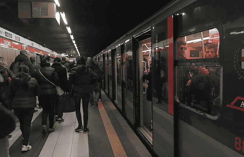 Pessoas no metrô em Milão na Itália Pessoas no metrô em Milão na Itália