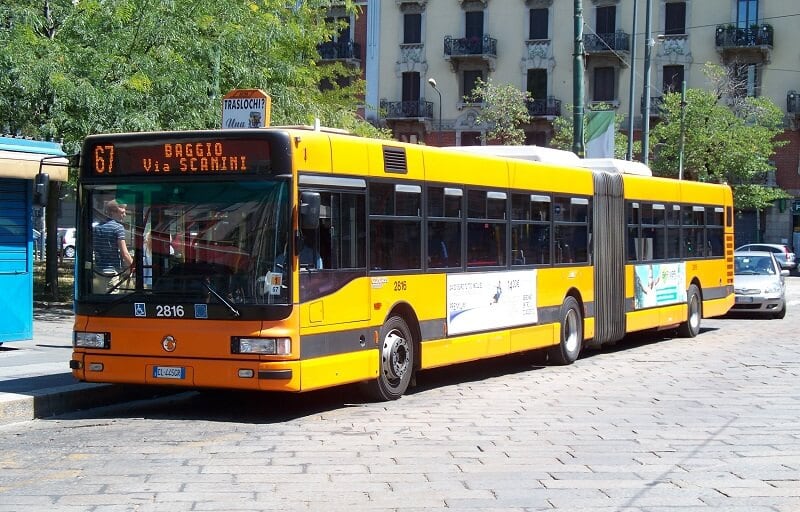 Ônibus em Milão na Itália Ônibus em Milão na Itália