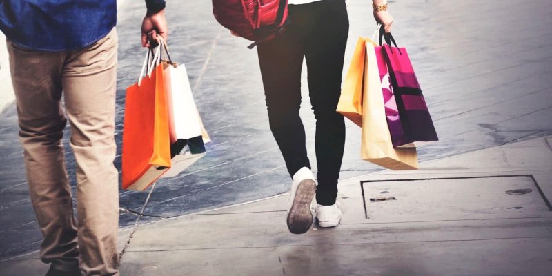 Homem e mulher segurando sacola de compras Homem e mulher segurando sacola de compras