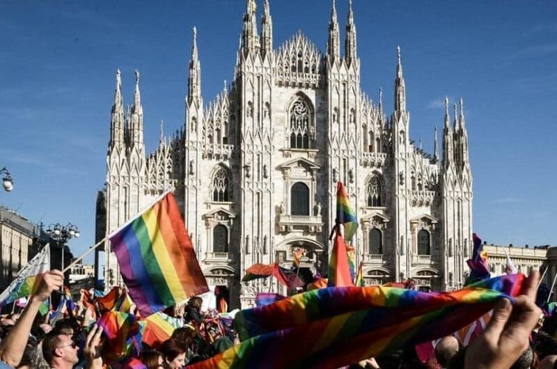 Bandeiras LGBT na frente do Duomo di Milão Bandeiras LGBT na frente do Duomo di Milão