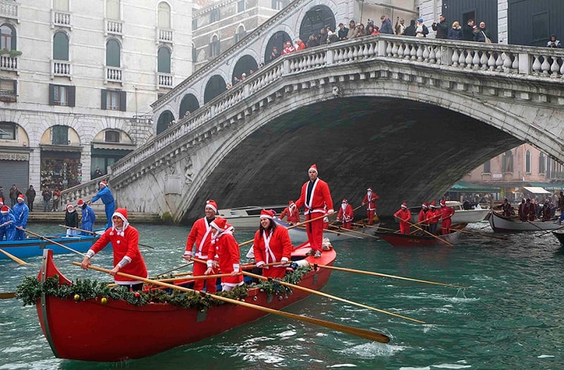 Tradicional corrida de Papais Noéis durante o Natal em Veneza Tradicional corrida de Papais Noéis durante o Natal em Veneza