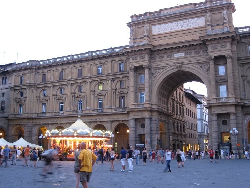 Carrossel na Piazza della Repubblica Carrossel na Piazza della Repubblica