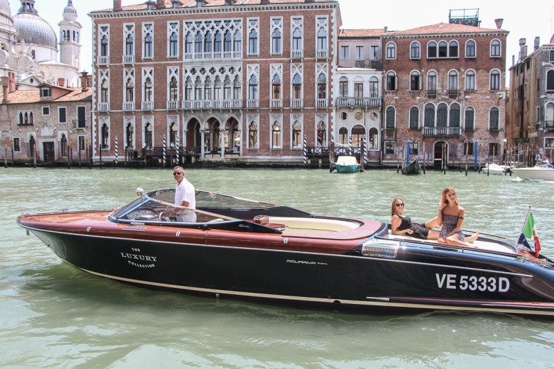 Barco em canal de Veneza Barco em canal de Veneza