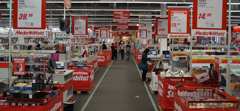Corredores de loja MediaWorld em Milão Corredores de loja MediaWorld em Milão