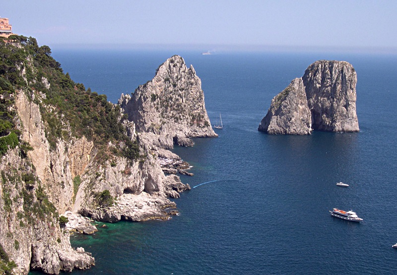 Faraglioni em Capri Faraglioni em Capri